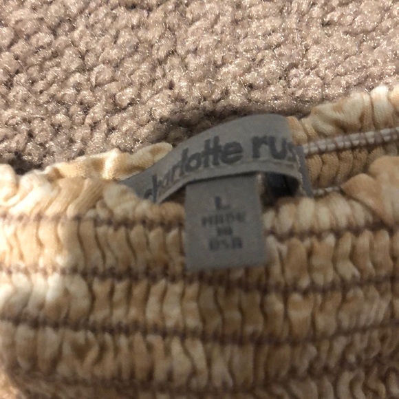 A crop top - Picture 2 of 2